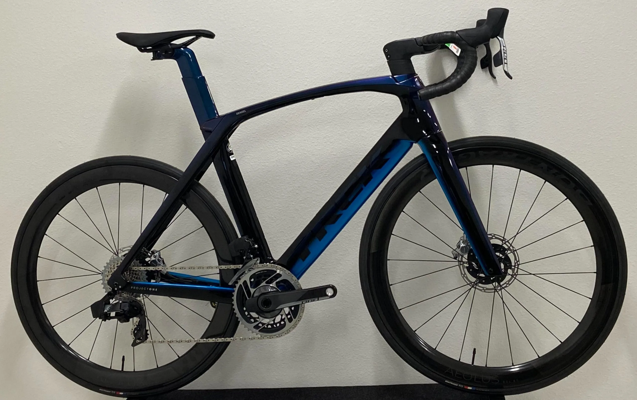 Trek Project One Madone SLR 9 AXS (Blem) 1 Trek Project One Madone SLR 9 AXS (Blem)